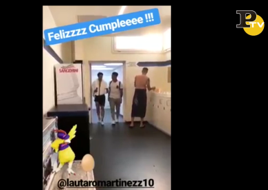Scherzo dei giocatori dell’Inter a Lautaro Martinez | video