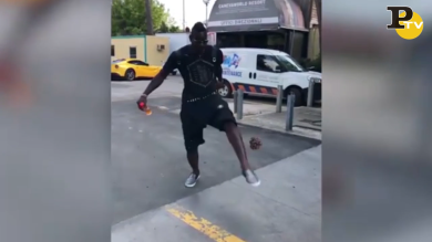 Acrobazie di Mario Balotelli che palleggia con una pigna | video