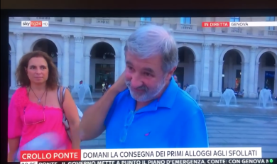 Giornalista di Sky Tg24 non riconosce il sindaco di Genova in diretta | video