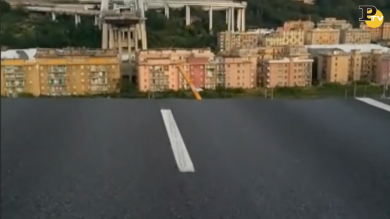 Sul baratro del Ponte Morandi a Genova dopo il crollo | video