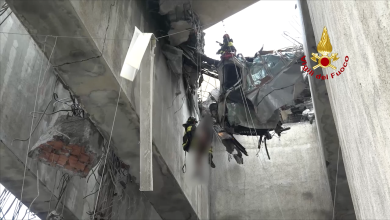 Crollo Ponte Morandi, Genova: i Vigili del Fuoco salvano un automobilista | video