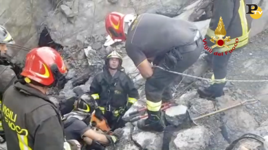 Crollo ponte Genova: i lavori dei Vigili del Fuoco sulle macerie | video