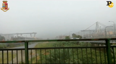Crolla ponte dell’autostrada a Genova: il video della Polizia