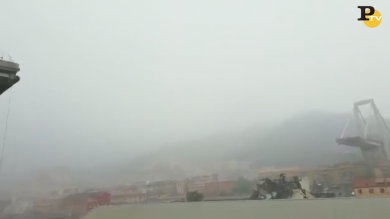 Quello che resta del ponte di Genova dopo il crollo | video