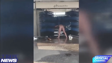 Uomo nudo all’autolavaggio fuori dalla macchina in Nuova Zelanda | video