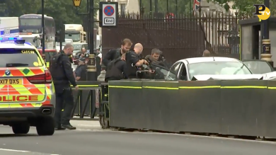 Londra: auto investe pedoni e si schianta davanti al Parlamento a Westminster | video