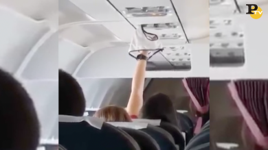 Ragazza asciuga le mutande in aereo con l’aria condizionata | video