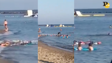 Immigrato ambulante getta in mare i vestiti davanti ai turisti | video