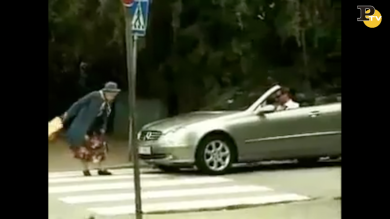 Sveglia un’anziana con il clacson. Lei reagisce così | video