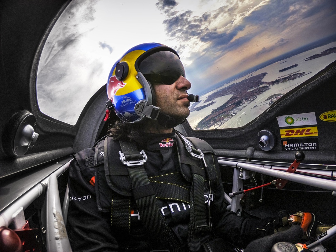 Venezia vista dal cielo: le acrobazie aeree di Dario Costa (Flying Bulls)