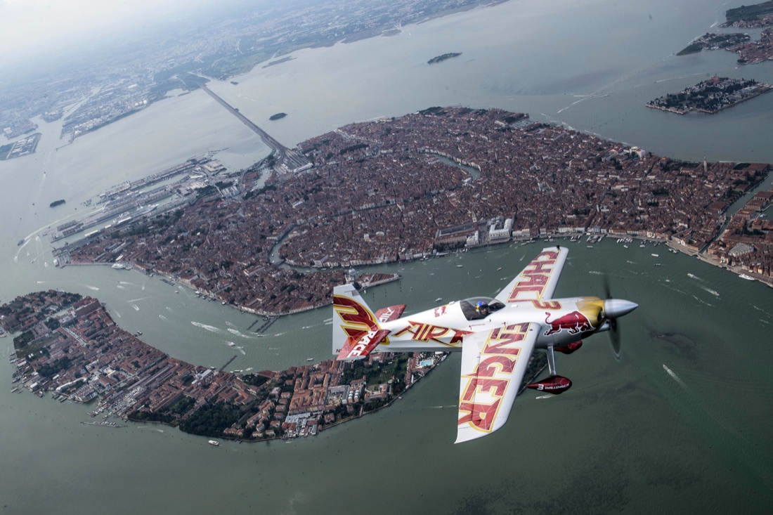Venezia vista dal cielo: le acrobazie aeree di Dario Costa (Flying Bulls)