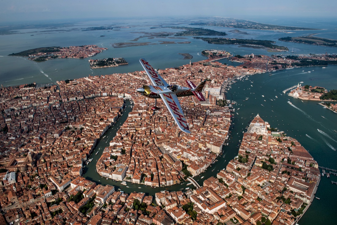 Venezia vista dal cielo: le acrobazie aeree di Dario Costa (Flying Bulls)