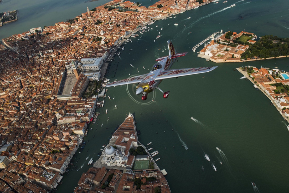 Venezia vista dal cielo: le acrobazie aeree di Dario Costa (Flying Bulls)