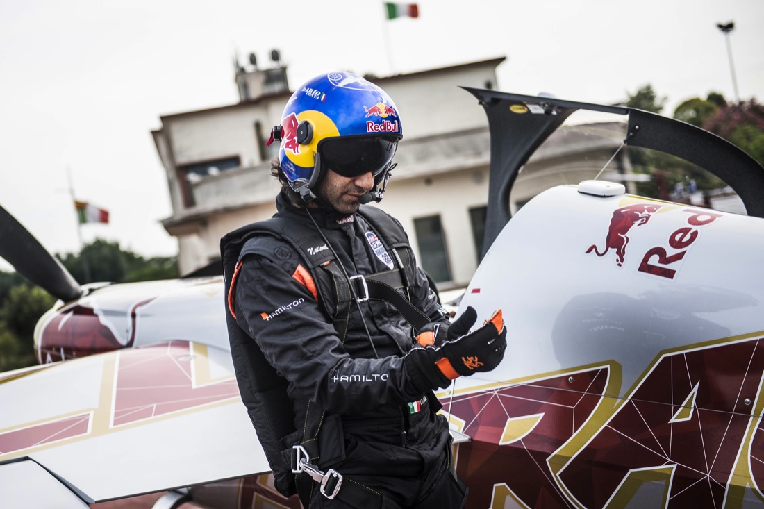 Venezia vista dal cielo: le acrobazie aeree di Dario Costa (Flying Bulls)