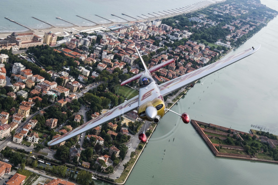 Venezia vista dal cielo: le acrobazie aeree di Dario Costa (Flying Bulls)