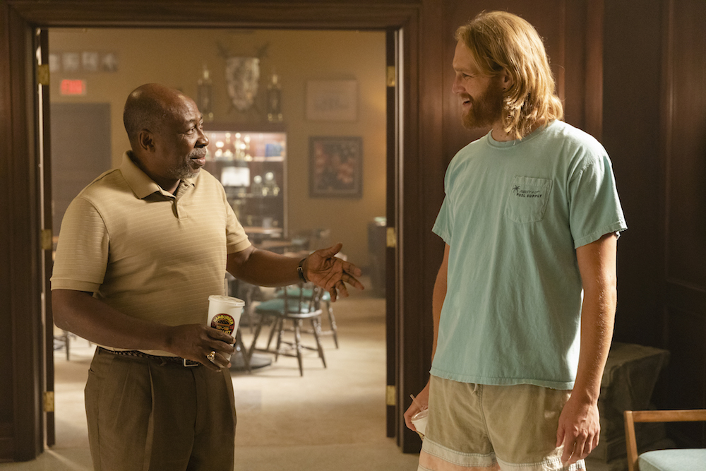 Lodge 49: si ride e si riflette nella nuova serie cult di Amazon