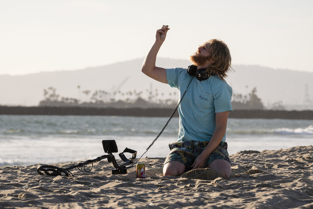 Lodge 49: si ride e si riflette nella nuova serie cult di Amazon