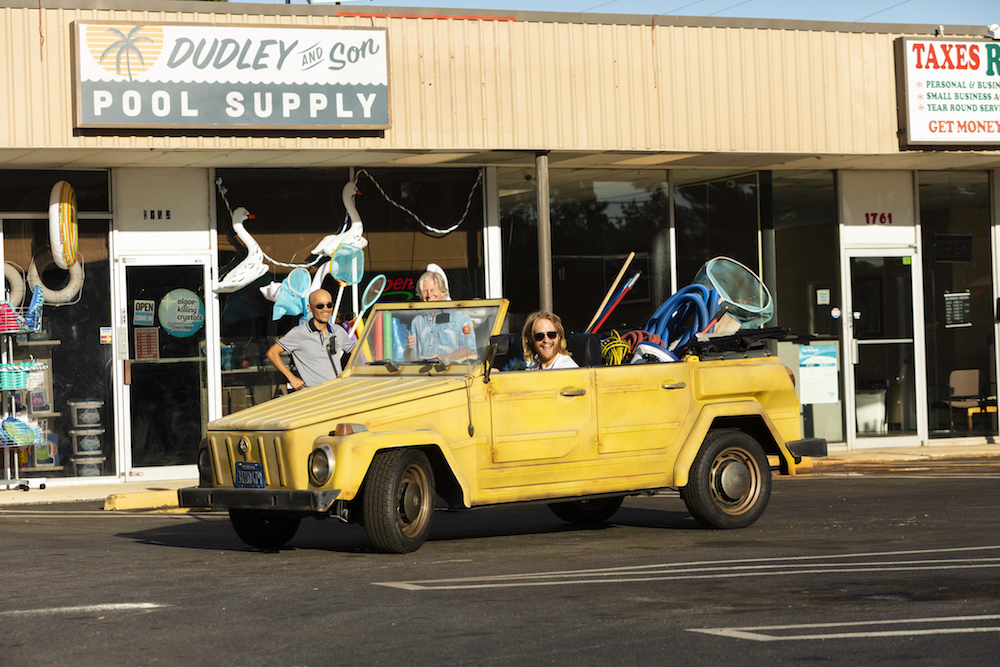 Lodge 49: si ride e si riflette nella nuova serie cult di Amazon