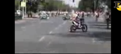 Che figuraccia per questo motociclista !!! | video