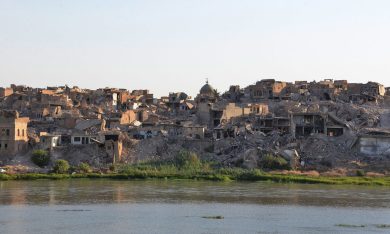 Mosul dopo l’Isis: tra cadaveri e macerie, una città dove la gente vive