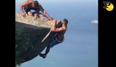 Pazzesco. In bilico sullo strapiombo di Pedra da Gávea | video
