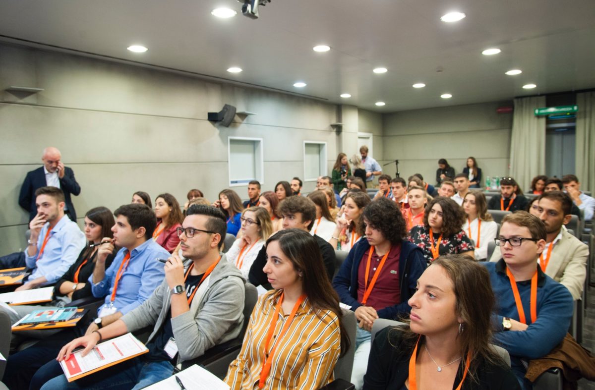 Determinazione e attenzione al curriculum, le regole per trovare lavoro