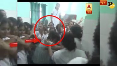 India: donne picchiano con le ciabatte un medico che ha molestato una infermiera | video