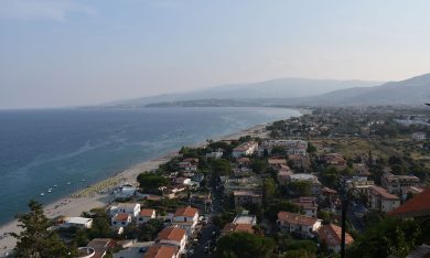 Sindaco ex pugile difende un cittadino stendendo l’aggressore