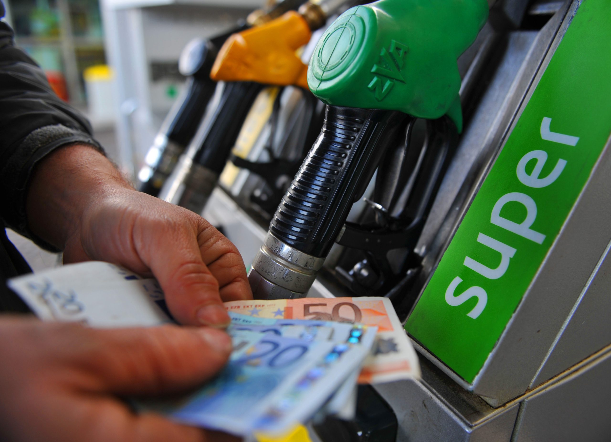Taglio delle accise, ecco come il prezzo della benzina potrebbe calare
