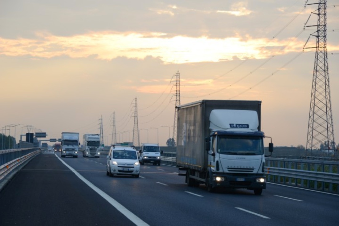 Il futuro sostenibile dei TIR: le “E-highways” (autostrade elettrificate)