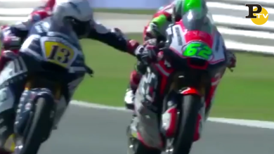 Follia Fenati in Moto2. Tira il freno alla moto di Manzi a più di 200 km/h | video