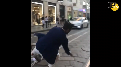 La figuraccia di Fabrizio Corona. Canta ‘viva la libertà’ in bicicletta ma cade rovinosamente | video