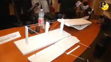 Ponte Morandi. Castellucci rompe il plastico di Renzo Piano | video