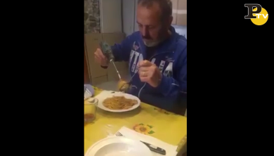 Arrotolare gli spaghetti non è più un problema con questo strumento | video