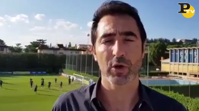 Presentatore Rai preso a pallonate dalla Nazionale a Coverciano | video
