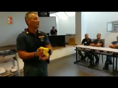 Taser: al via la sperimentazione. Ecco i corsi di formazione della Polizia | video