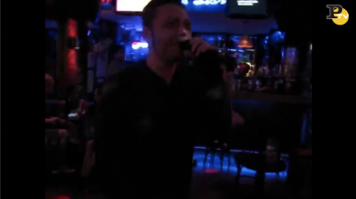 Tiziano Ferro canta in un Karaoke in Portogallo | video
