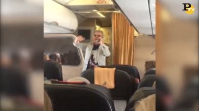 Pupo canta &#8220;Su di noi&#8221; in aereo | video