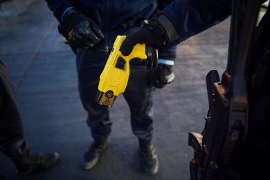 Taser in Italia: c’è la data per il via alla sperimentazione sul campo