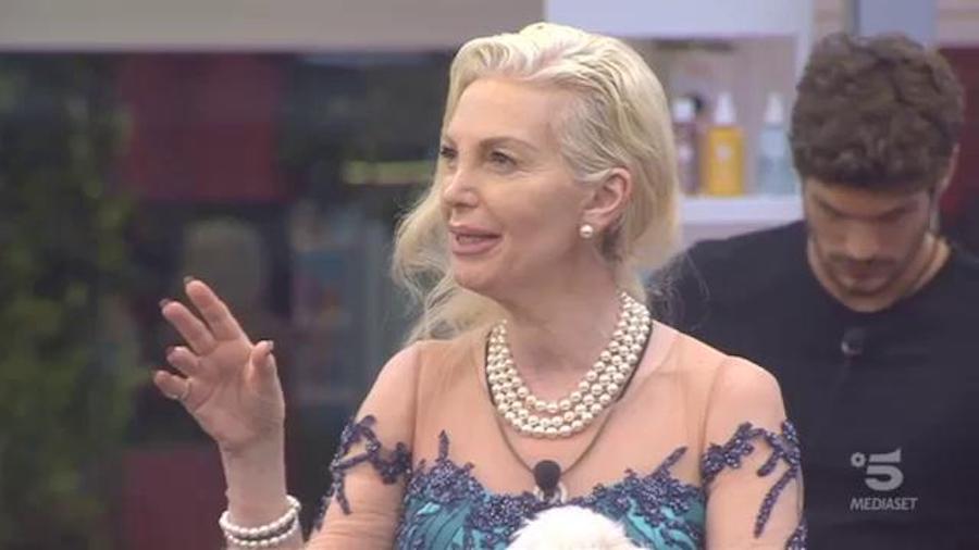 Grande Fratello Vip 3: lite show tra Ilary Blasi e Corona Grande Fratello Vip 3: lite show tra Ilary Blasi e Corona