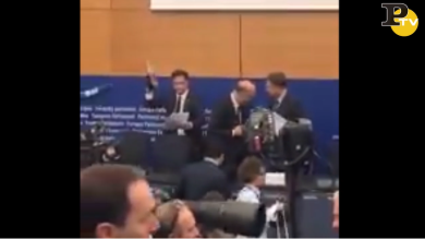 Il leghista Ciocca calpesta gli appunti di Moscovici  | video