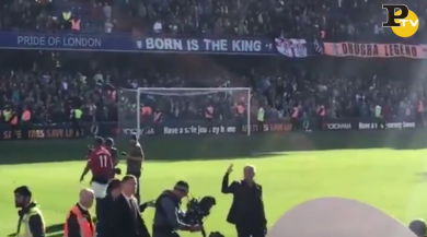 Juventus-Manchester United. Mourinho fa il gesto del triplete ai tifosi bianconeri | video