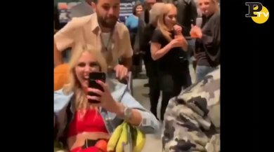 Party a sorpresa per Fedez al Carrefour. Il web s’indigna | video