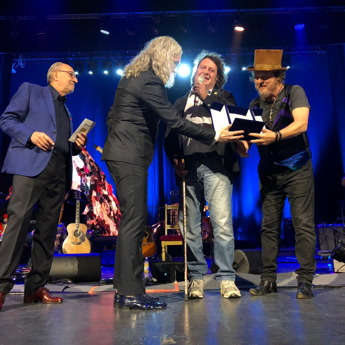 Galleria foto 'Zucchero vince il Premio Tenco ed entusiasma Sanremo' - foto 2