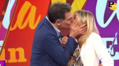 Tiberio Timperi bacia Francesca Fialdini a La Vita in Diretta | video
