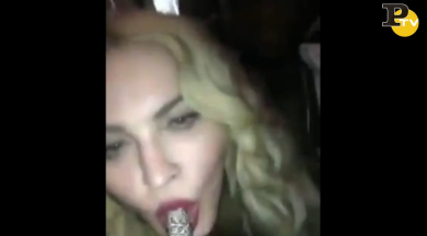 Il video hot di Madonna. Simula sesso orale col dito | video