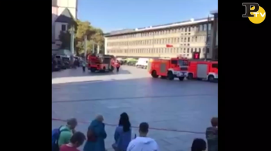 Colonia. Un uomo aggredisce una ragazza e tiene in ostaggio alcune persone nella stazione | video