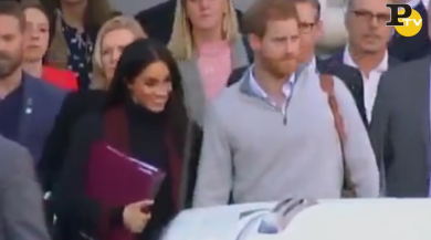 Visita reale in Australia per i duchi di Sassex. Meghan Markle col pancione | video