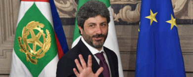 Il doppio volto di Roberto Fico: falco in Italia, colomba in Europa