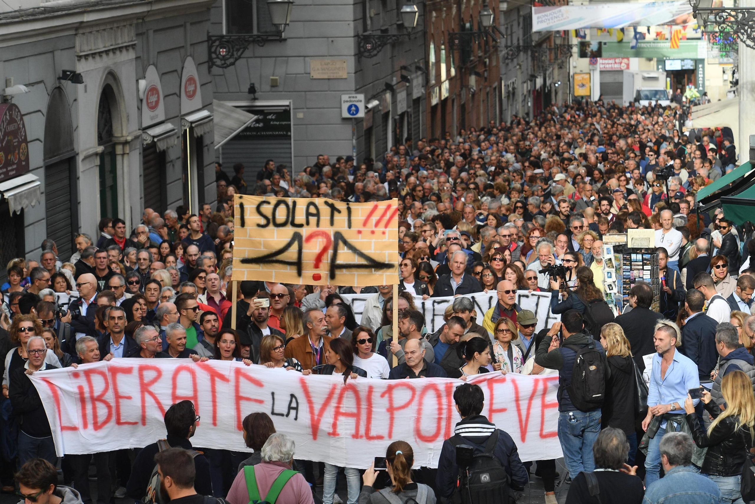 Gli sfollati di Ponte Morandi in piazza: i motivi della protesta